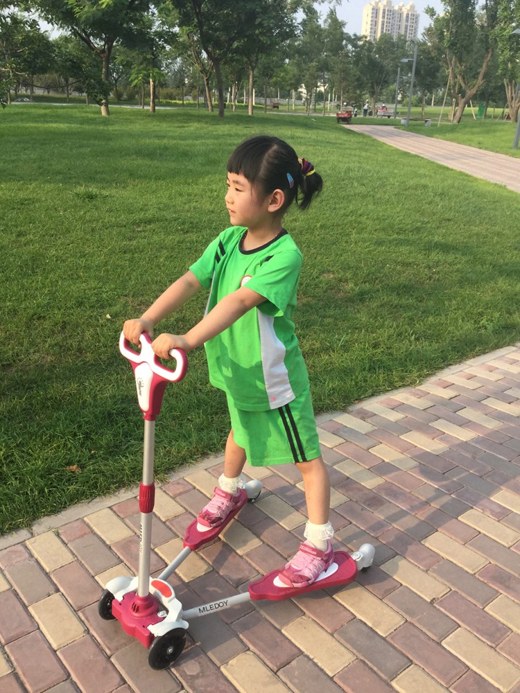 Milantu children's scooter four-wheel frog scissor car